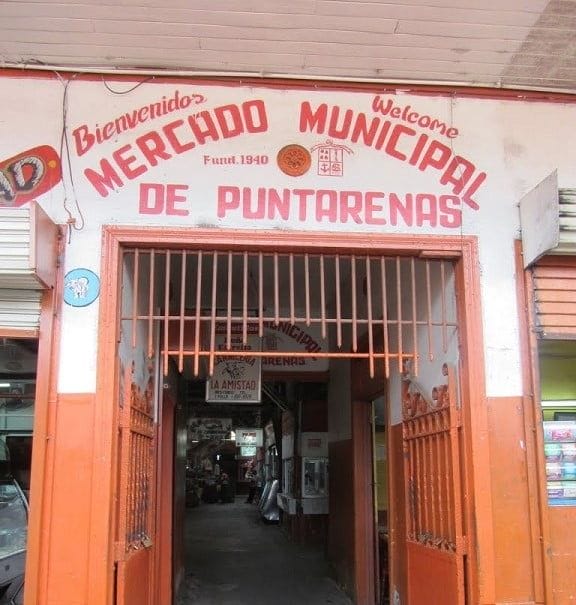 Large open entrance into the market with "Mercado Municipal de Puntarenas" painted in red letters above the door